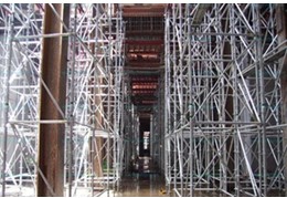 洶涌的人潮穿越時，地鐵腳手架早已功成身退